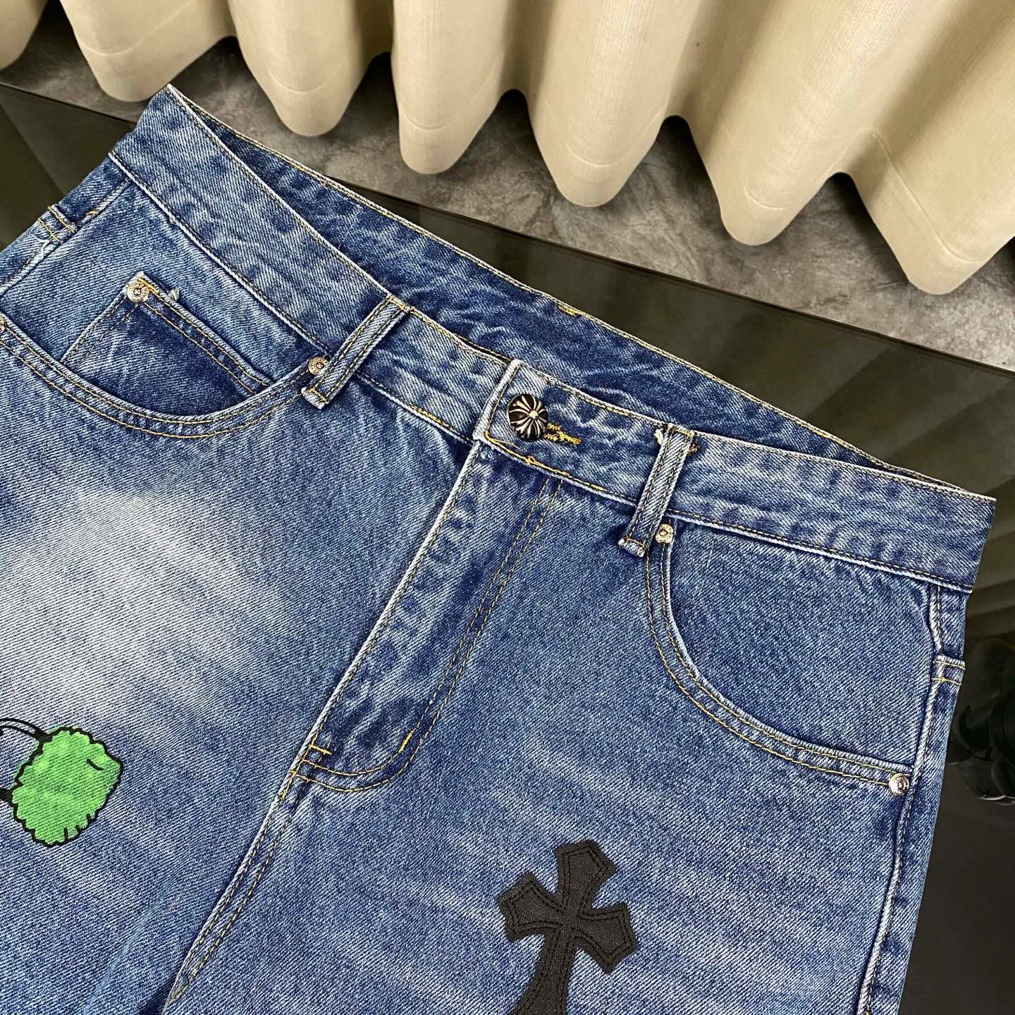 🅿️280 Chroe Hets CH black leather graffiti jeans, priced at 4W level, leather cross pattern graffiti embellishment, high-waisted washed jeans! ! Absolutely high-end luxury products, 1.9W-level god-level single products, super popular products, made with top-notch heavy industry, a magic weapon that cannot be missed. This is an extremely luxurious fashion brand that can also be called the nobles of the high street. It has always been an exclusive brand for some hipsters or the rich second generation. Compared with ordinary high streets, it is more luxurious and noble. Compared with luxury brands, it has a more fashionable personality and has always been a brand I have a special liking for. A6632 [Top heavy industry fashionable design] Consistently high-street luxury style creation. Speaking of this style, the Zangyin family and GU family are definitely the leading representative brands. Especially the Zangyin family has really achieved a state-of-the-art effect in creating high-street style. The color system of this model is made of unique washed materials. It is already quite eye-catching. It is decorated with pink patchwork cross flowers, which cleverly highlights the charm of the brand. Secondly, this model uses classic The classic high-waist cutting design highlights the long legs and the fashionable temperament of the upper body. The brand is highly recognizable and the slim fit configuration is more suitable for daily wear. This product is a product that interprets personality, fashion, and specifications at a glance. This single product is enough to make any fan excited. It can be a white T-shirt for youthful preppy style, or a tight sling for royal lady style. It has strong matching ability and can be easily controlled by men.  [Material and craftsmanship] Needless to say, this point goes without saying. As an excellent craftsman brand, Zangyin has really perfect requirements for details and craftsmanship. The washed color of this model has gone through so many processes, not to mention the embellishment of the denim appliqués. It is also purely handmade and sewn. Just like what they believe in, only handmade things have soul and have the meaning of wear. A top-notch heavy-duty fashionable denim item, I look forward to your perfect interpretation! ! 28-34 corresponds to S-XL